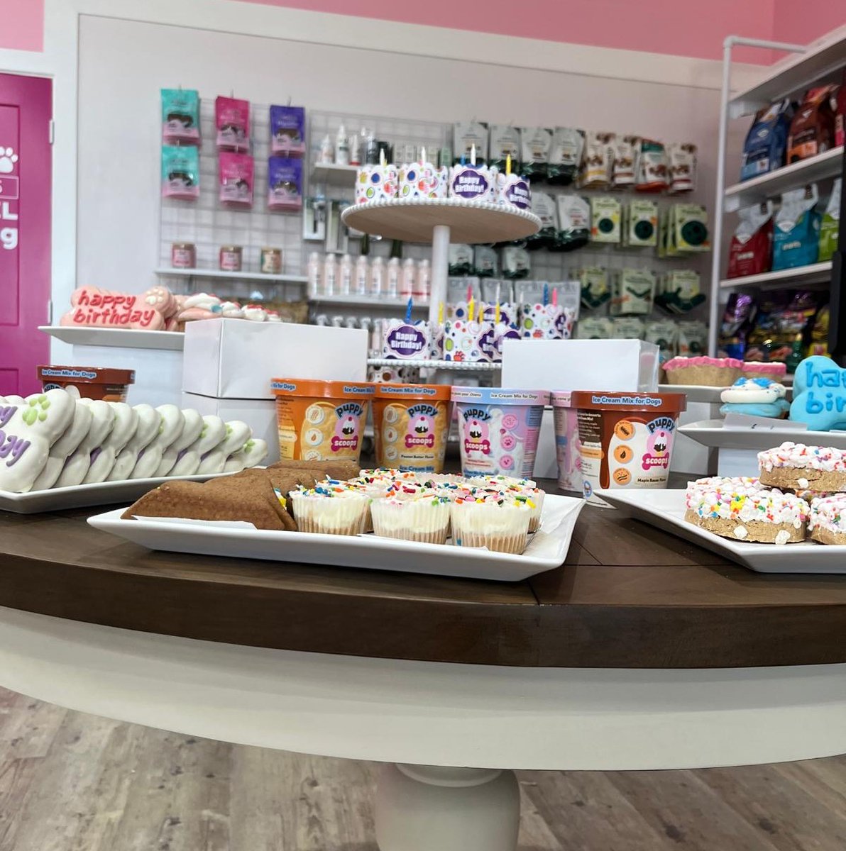 Woof Gang Bakery and Grooming opens today!  
theshopsathighlandvillage.com/stores/woof-ga…