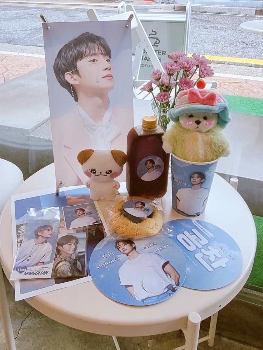 kirakiratedinim's tweet photo. <공찬데이 카페투어2> 
@oursummer0814 에서 준비하신 이쁜 카페👍
하아....사진들 너무 이뻐서 감탄>찍고>감탄 의 반복😍
계산대쪽에 있던 미니베너도 너무 이뻐서 다들 감탄~
뭐....여기서는 4등만 뽑는 신기술을 발휘🤣🤣🤣🤣🤣🤣
그래도 오랜만에 뽑기하는 재미가 있었어요.
저녁에 재방문 못한게 한이 되어버릴만큼 즐거웠습니다.

#바나의_여름_공찬이_머무는_곳
#공찬 #GONGCHAN #B1A4 #비원에이포