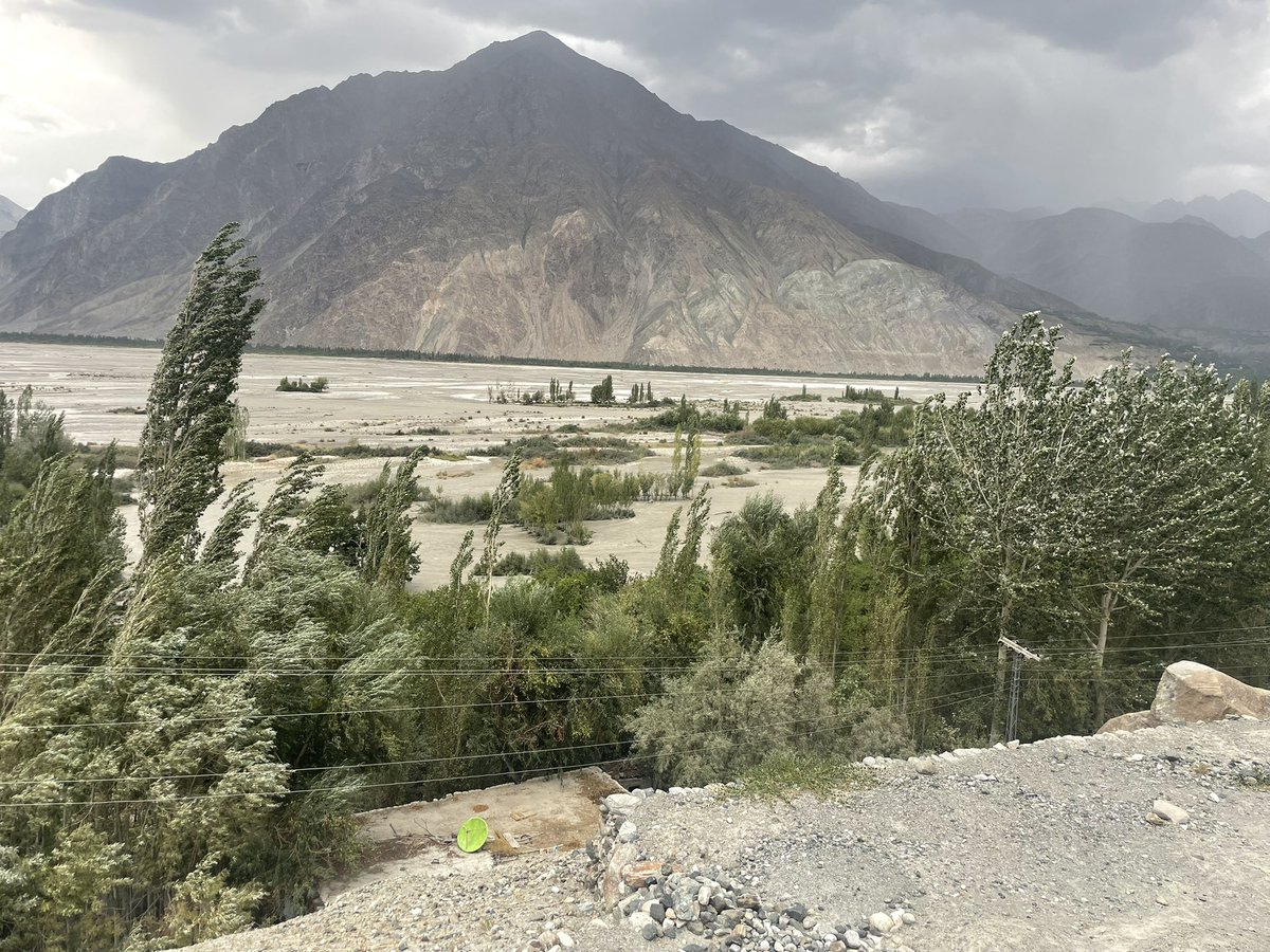 AreebMukhtar's tweet photo. Rising water levels in River Shyok and Saltoro is wreaking havoc to people’s land, homes and severing connectivity to some areas. All this is happening when historically the water levels would go down.
#ClimateCrisis #GilgitBaltistan #Ghanche https://t.co/TIm7XKpqnw