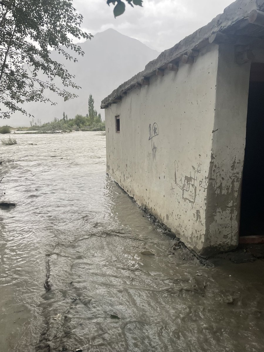 AreebMukhtar's tweet photo. Rising water levels in River Shyok and Saltoro is wreaking havoc to people’s land, homes and severing connectivity to some areas. All this is happening when historically the water levels would go down.
#ClimateCrisis #GilgitBaltistan #Ghanche https://t.co/TIm7XKpqnw