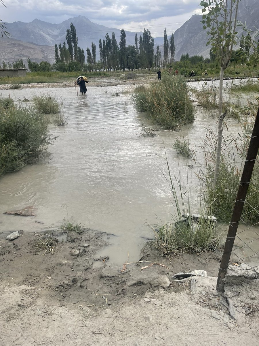 AreebMukhtar's tweet photo. Rising water levels in River Shyok and Saltoro is wreaking havoc to people’s land, homes and severing connectivity to some areas. All this is happening when historically the water levels would go down.
#ClimateCrisis #GilgitBaltistan #Ghanche https://t.co/TIm7XKpqnw