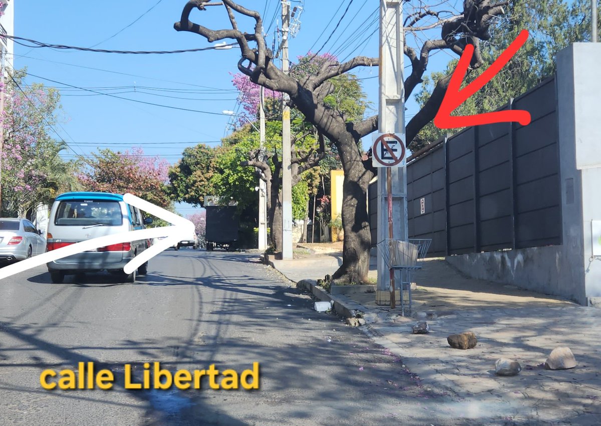 monchismunchis's tweet photo. Por Favor saquen este carrito, hace muchísimo tiempo esta estacionado!!! Dificulta el libre tránsito  aparte es un peligro a la noche!
@asu_transito @AsuncionMuni @policia_py https://t.co/kr3hhHn1rr