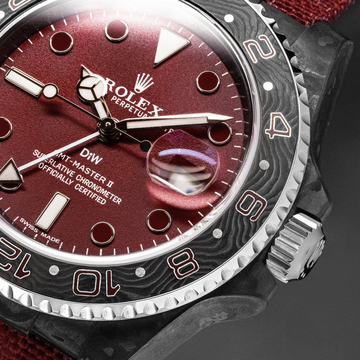 diw_watches's tweet image. What sets the GMT Q apart:
Carbon fiber: 5x stronger than steel
COSC-certified GMT movement, 70h reserve
Precision-built. Purpose-driven.
Only 10 pieces. No reissues.

Engineered for those who collect with intent.

#DesignaIndividual #GMTQ #CarbonCrafted #PieceUnique