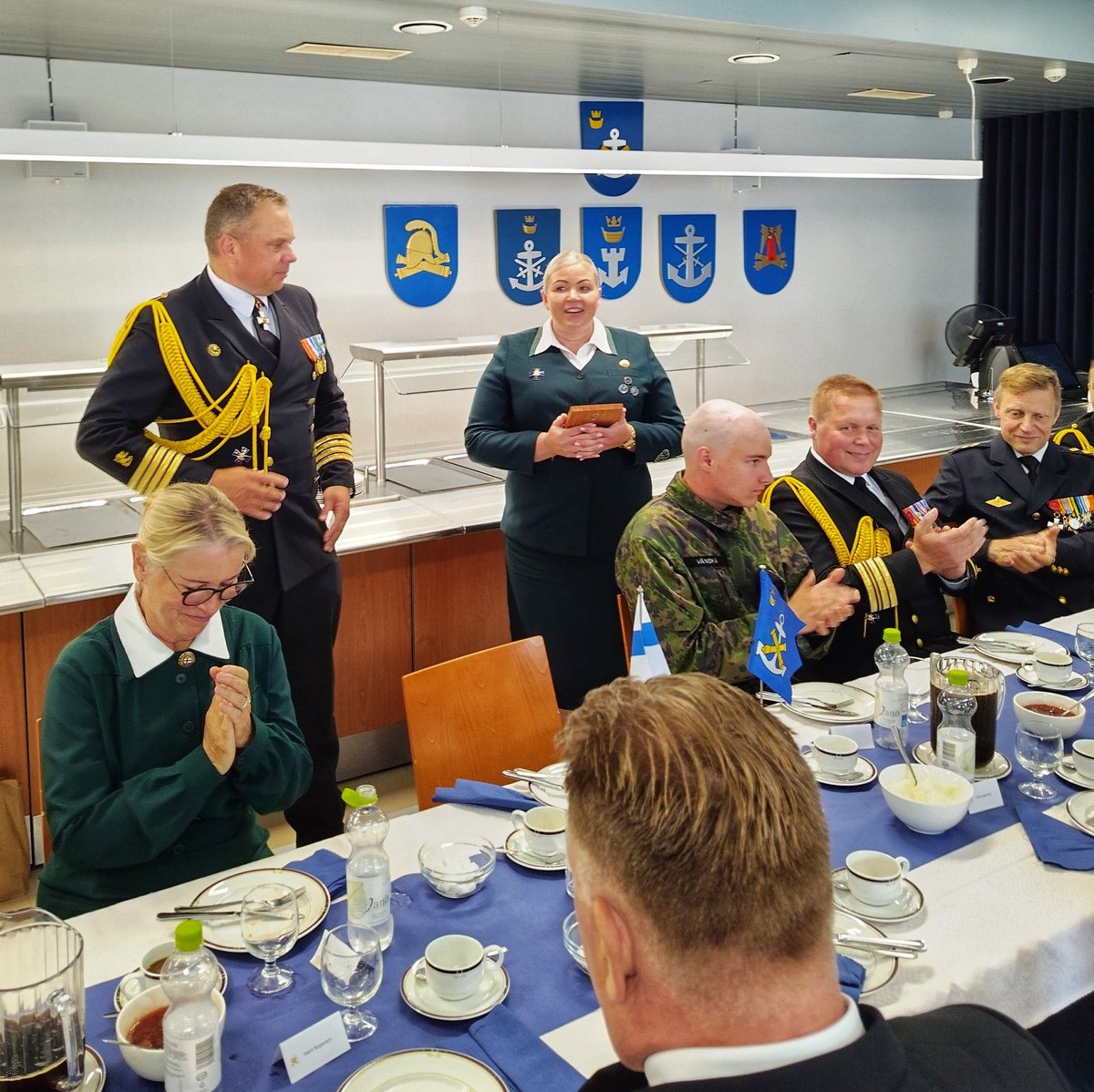 Tänään yli 800 alokasta vannoivat sotilasvalan lippunsa ja <a href="/rannikkopr/">Rannikkoprikaati</a> komentajan, kommodori Johan Tillanderin edessä. Puheessaan Tillander kiitti kaikkia prikaatin tukijoita, esim. Sotilaskotia. Valan esilukijana toimikin sotilaskotisisar Tii Salminen, Upinniemen osaston pj.