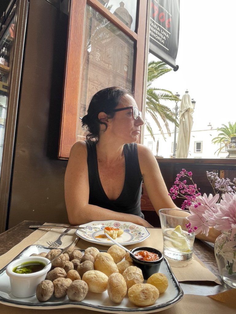 🍴Comí en El Monje, frente a la catedral.

☺️ Productos del mercado, riquísimo (y con opciones veganas y veggie)

🥔Papa arrugadas con mojo, tomatito, aguacate, queso… 

😍 Hay platos que curan más que un paracetamol.
#LPAEstación