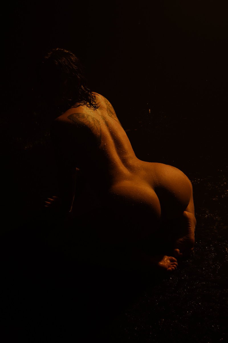 muse_noire's tweet photo. She gives her back to the light
Her hips to the dark
and her wet 
to the ones who can handle it.

@aly_the_greatt https://t.co/Da81qMh4XR