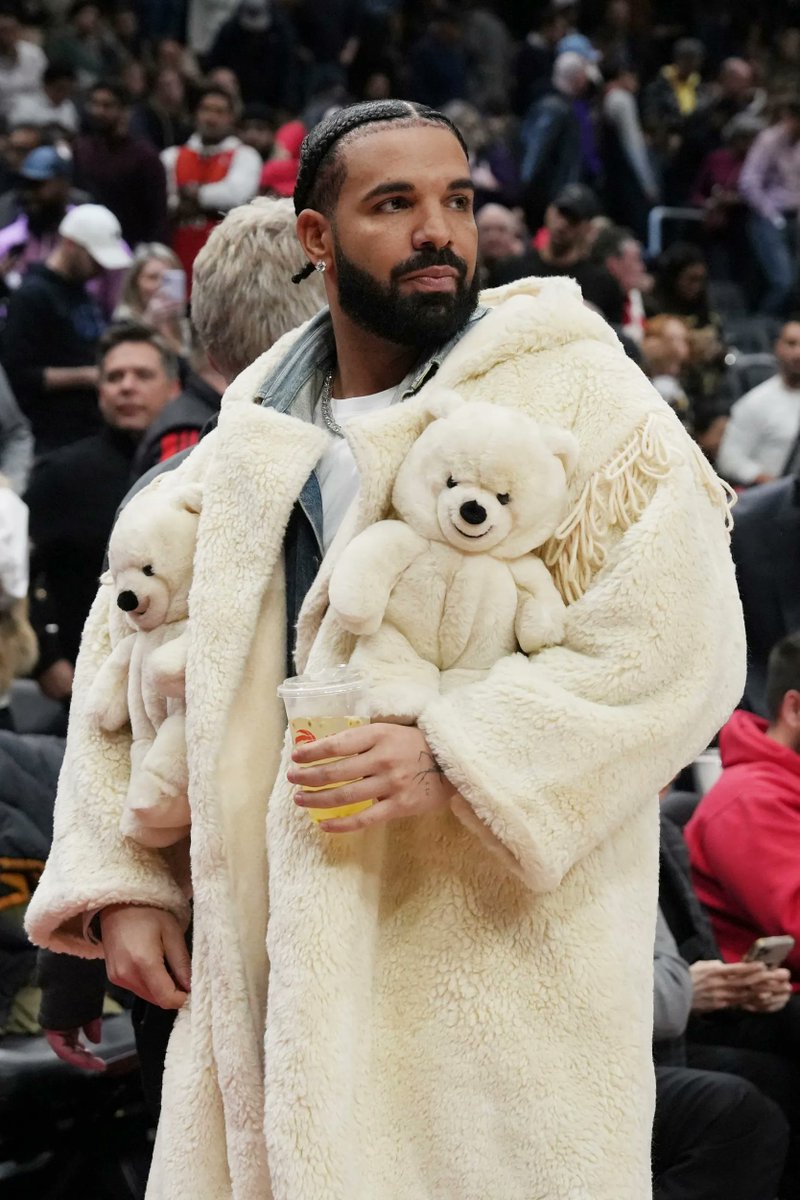 SheiFunmi's tweet image. Drake Takes Rap War to Court: Sues UMG, Demands Kendrick’s Contract and CEO’s Emails Over ‘Not Like Us’ Bombshell   thatssheifunmi.com/drake-takes-ra…  #Drake #HipHop #RapBeef #kendrickLamar