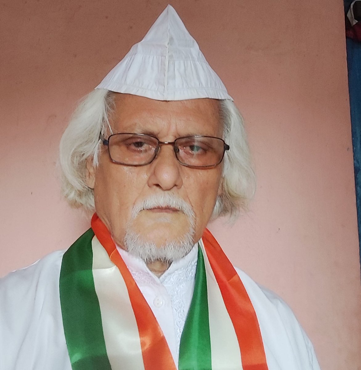 یوم آزادی کے موقع پر بس اتنا کہنا ہے ہاتھ سے ہاتھ ملاکر ایک طاقت بن جاؤ۔ آئین کے محافظ بن جاؤ۔ محبت کے گیت گانے والے بن جاؤ۔ ملک کے دشمن کو پہچاننے والے بن جاؤ ۔ وقف بورڈ کی اہمیت کو سمجھنے والے بن جاؤ ۔ بلا خوف و خطر سچ کا ساتھ دینے والے بن جاؤ ۔ جے ہند 
 ڈاکٹر احسان تابش