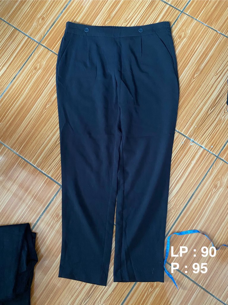 seuporaa's tweet photo. wts celana hitam 25k https://t.co/52KcW3jSBI