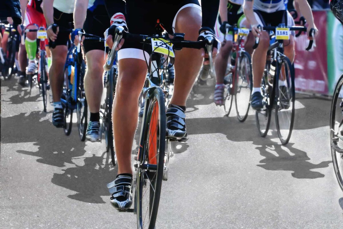 Need to buy a gift for a triathlete?  Check out 25 amazing gift ideas here!  There are options for all price ranges, from a few dollars to a few hundred --> snackinginsneakers.com/gifts-for-tria…