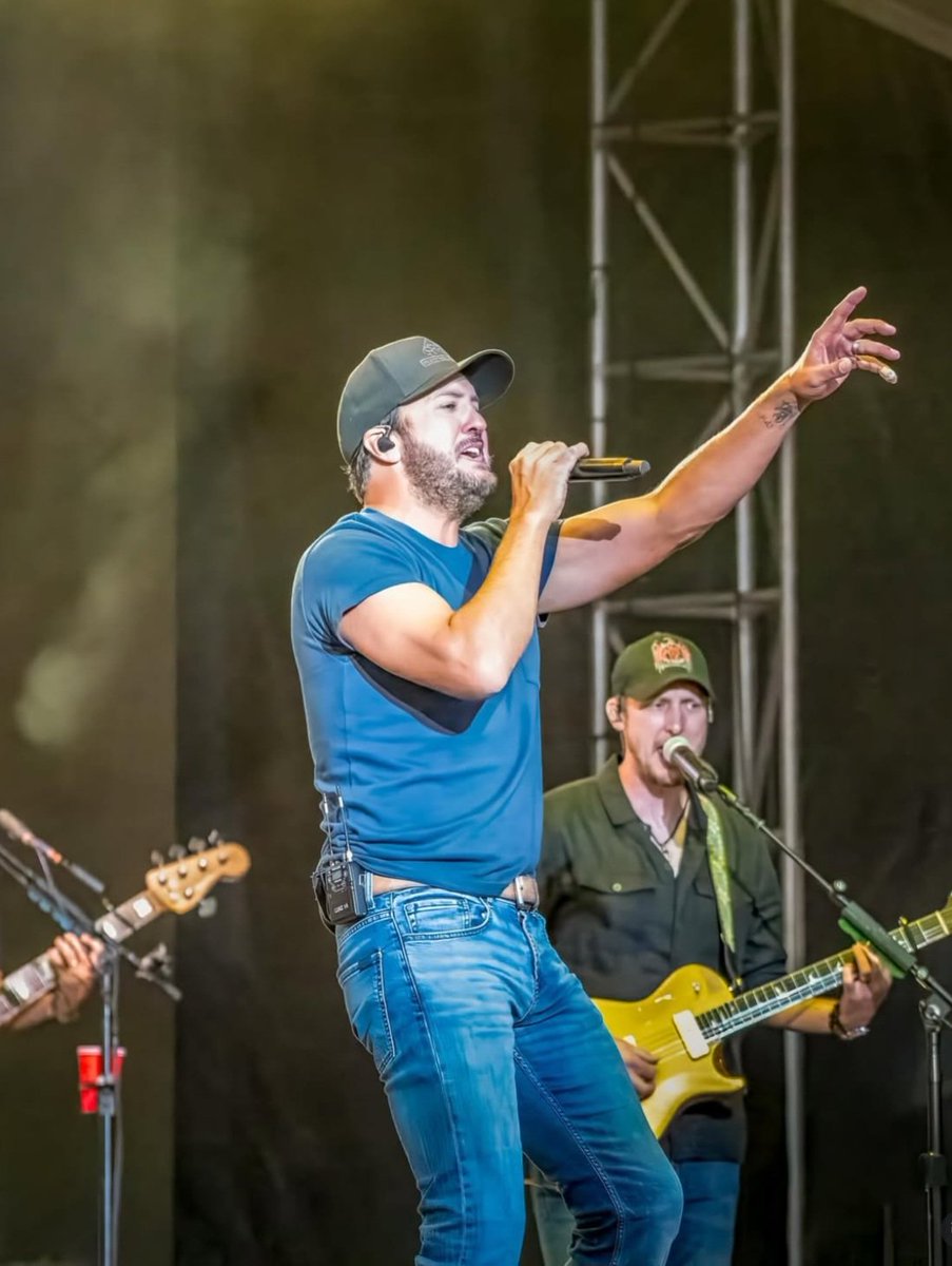 #lukebryan
Bahs on the bay 
August 13, 2025