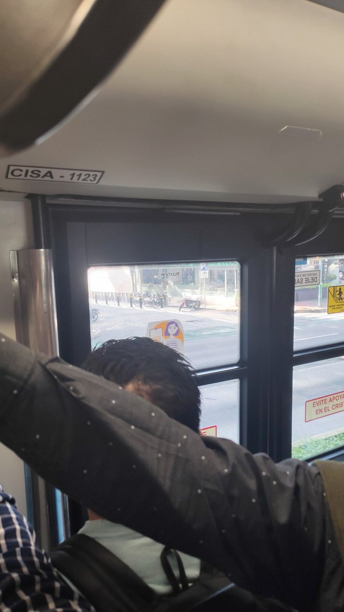 andres_vll's tweet photo. Hola @MetrobusCDMX la tercera puerta de tu unidad CISA-1123 no habré, ya pasamos como 5 estaciones y está igual. https://t.co/61uSC38eNa