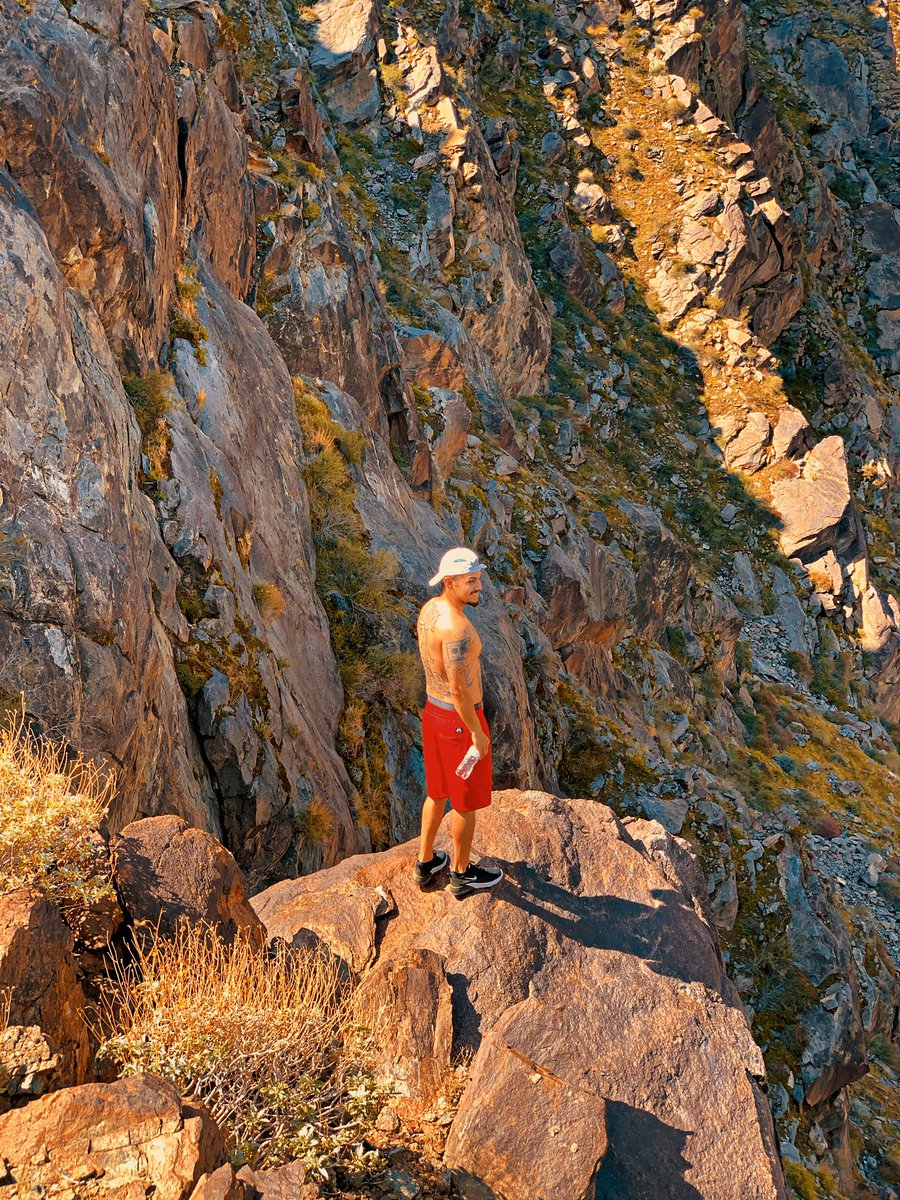 Lowkey_4real's tweet photo. To the top we GO ⛰️
#HikeTime #ExploreTheWorld https://t.co/qQ9pbfLOkS