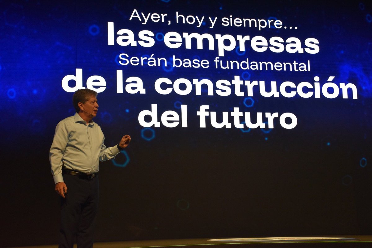 🗣️<a href="/BruceMacMaster/">Bruce Mac Master</a>, Presidente de la ANDI, realiza su presentación en el #CECANDI: "Ayer, hoy y siempre... Las empresas serán base fundamental de la construccón del futuro".
#MásPaísANDI