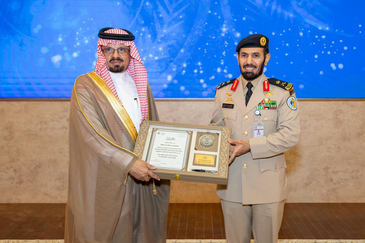 BG994's tweet photo. 📷| تحت رعاية الأمير عبدالعزيز بن سعود .. اللواء الركن شايع الودعاني يشهد حفل تكريم المتقاعدين من منسوبي #حرس_الحدود. https://t.co/9acgmgqzr0