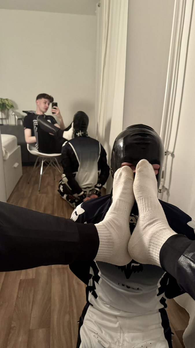 It‘s always a good idea to show your gimp his place, right <a href="/rubberscallylad/">rubberscallylad</a>? 😈