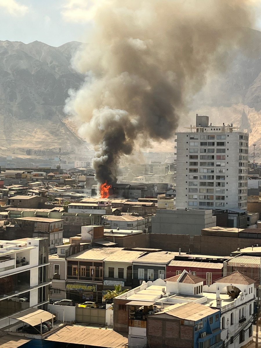 Rommanet's tweet photo. Incendio centro de #Iquique #Tarapacá #bomberos https://t.co/TYyrqRgvd7