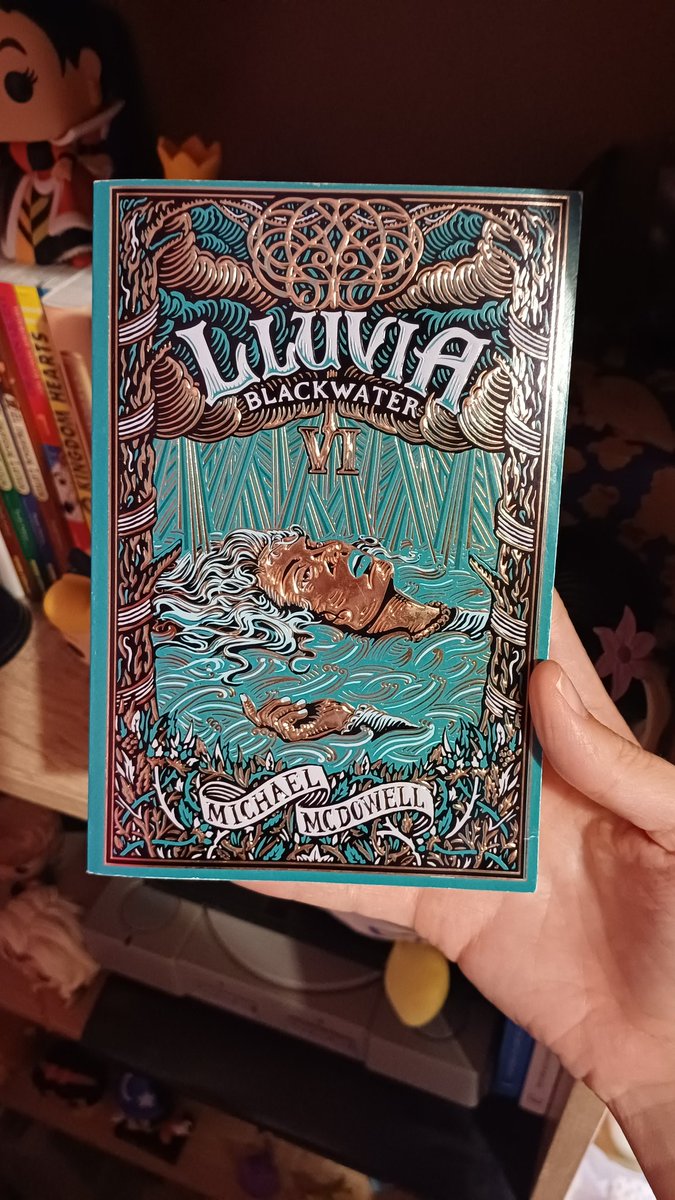 NairaRG93's tweet image. Acabo de terminar el sexto y último libro de la saga Blackwater 📚✒️ He de decir, que es una maravilla de historia y de personajes. Las diferentes tramas que van sucediendo atrapan con cada libro. Me han encantado y los recomiendo mucho ❤️

#Blackwater #MichaelMcdowell