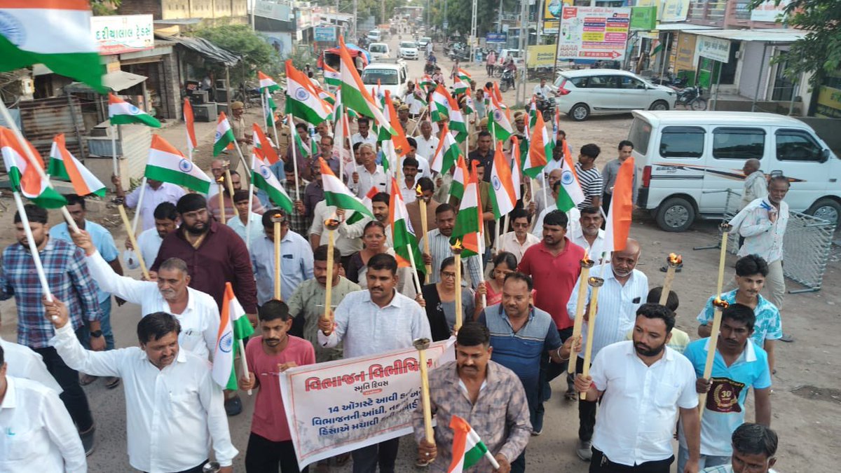 આજ તા. ૧૪-૦૮-૨૦૨૫ના રોજ હર ઘર તિરંગા અભિયાન અંતર્ગત અત્રેના જિલ્લાના માંડલ તાલુકામાં તાલુકા કક્ષાની તિરંગા યાત્રાનું આયોજન કરવામાં આવ્યું.       
#હરઘરતિરંગા #harGharSwachchataa
<a href="/CMOGuj/">CMO Gujarat</a> <a href="/infoahdgog/">Info Ahmedabad GoG</a> <a href="/InfoGujarat/">Gujarat Information</a>