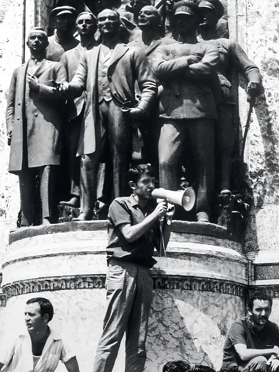 ❝19 Mayıs 1919, Mustafa Kemal’in sömürgenleri Anadolu’dan kovmak için Samsun’a ayak bastığı gündür.❞

–Harun Karadeniz, 21 Mayıs 1968

68 Kuşağı'nın ilerici ve yurtsever gençlik önderlerinden Harun Karadeniz'i, faşist cunta yönetimine karşı toprağa verdiğimiz günün yıl