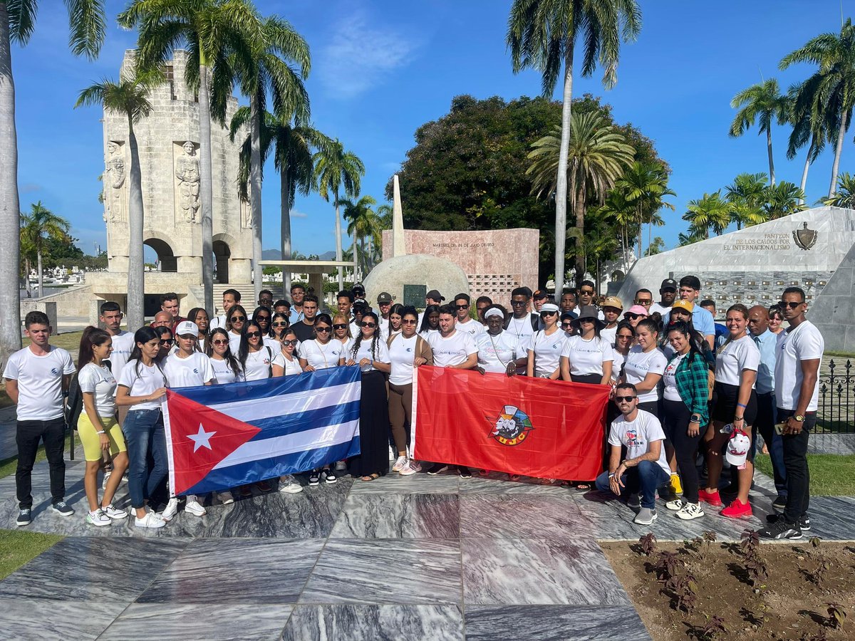 Se inicia la visita a la Provincia de Stgo de Cuba con la visita al Museo Santa Efigenia por parte los Secretarios de la UJC de toda Cuba. Oportunidad para crecer y compartir y llevar a nuestra empresa a lo más alto en todo tipo de ámbitos. 
#EtecsaConCuba 
#SiempreJoven