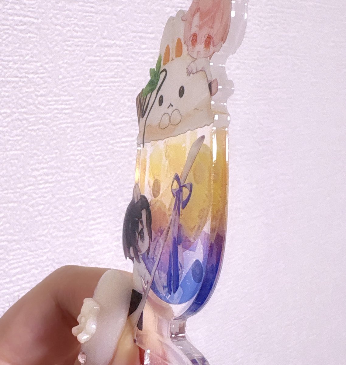 前回作ったものと合わせてこちらのアクスタ持っていきます！🧡💙
写真だとわかりにくいのですがグラス部分が奥行きのある仕様になっています！