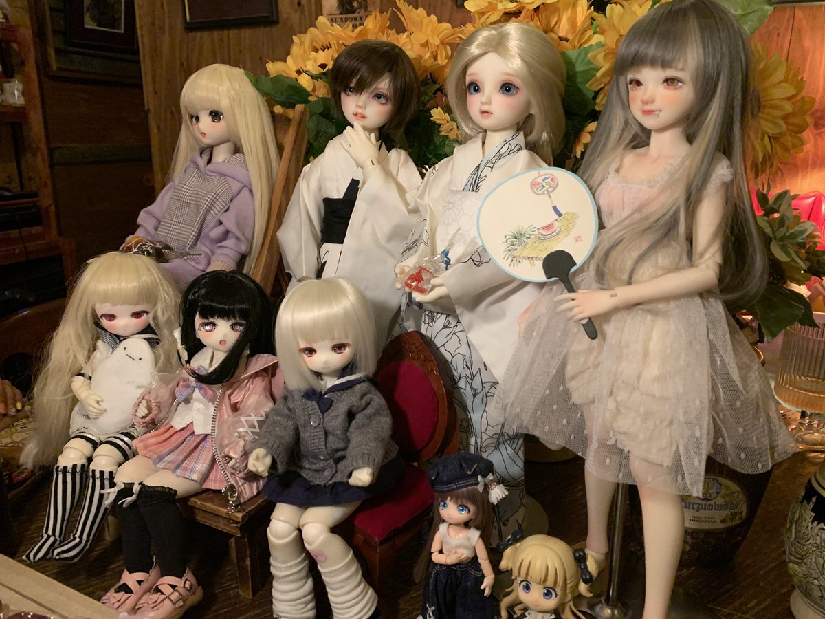 今宵も、東中野14にお邪魔してしました。同席の方々に混ぜてもらいながら、うちの子もテーブルデビューです。
それにしても「部室」感があるお店で、さらりと仲間に入れていただき、居心地が良いお店です。明日は13時から昼の部もあるとのことで「また明日〜」と、帰りしな思わず。
よい空間です。