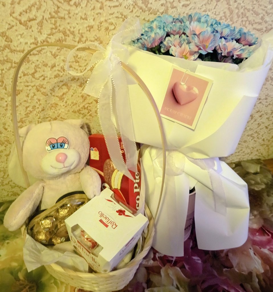 Мальчики, ну что вам мешает радовать своих любимых девочек? Даже, если вы в другой стране...😎