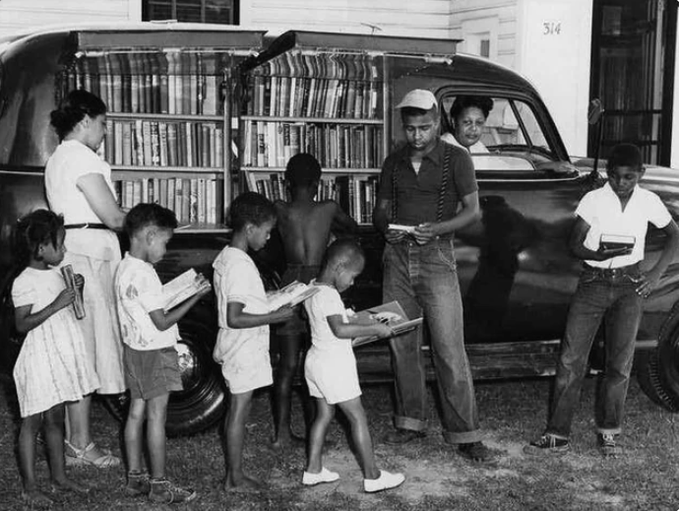 Un lieu pour lire...

Bibliothèque mobile, USA, 1950.