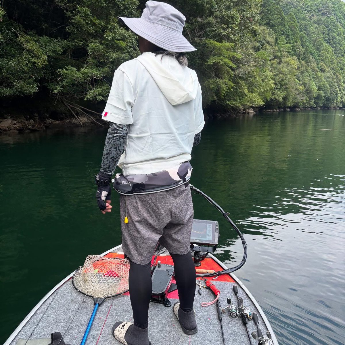 nagamine_shinji's tweet photo. 本日は大先輩ロックバンド　ワービー&amp;サービー/gang stersのリーダーさんと七色ダム釣行。
なかなか私には厳しい七色でチビ2匹。
リーダーさん3〜4本？さすが👍
良い天気でワイワイ楽しく釣り出来て良かった🤘

#七色ダム 
#エレキの修理屋さん 
#ゼナック 
#zenaq 
#tson https://t.co/tVahaGNQNl