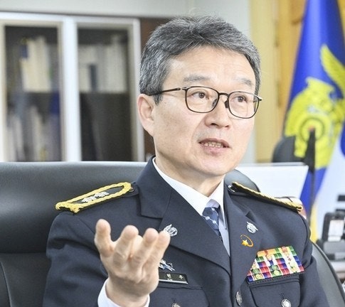 서울 구치소장 김현우 ㅋㅋㅋㅋㅋ

 이새끼 진짜 개새끼네

 윤석열 에어컨 밑에서 반입한 휴대폰으로 유튜브보고 전화하고 했다는데

 이 개새끼는 확실하게 조져야한다