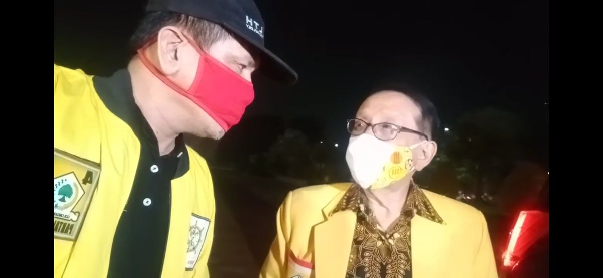 Bang Akbar Tandjung sudah 51 tahun masuk Partai Golkar. 

Smtr sy baru 17 tahun. 

Foto ini 5 thn silam. Di TMP Kalibata Jakarta. 

Selamat Milad ke-80 tahun, Bang. Sehat selalu.