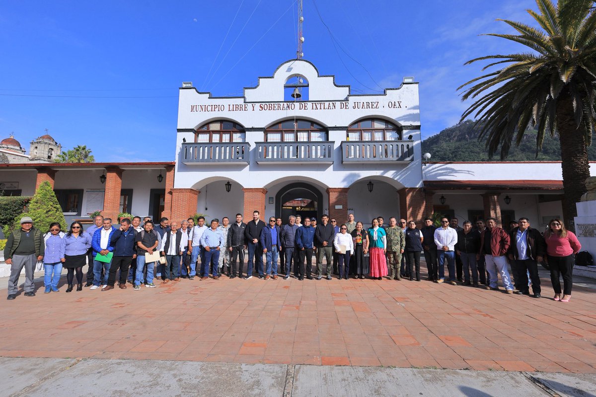 salomonj's tweet photo. El trabajo coordinado con las autoridades municipales de la Sierra Juárez es fundamental para consolidar la paz y seguridad en esta región.

Con la Mesa de Seguridad Regional, reafirmamos nuestro compromiso con la paz y la justicia para todas y todos los oaxaqueños. https://t.co/2l9i2nndeD