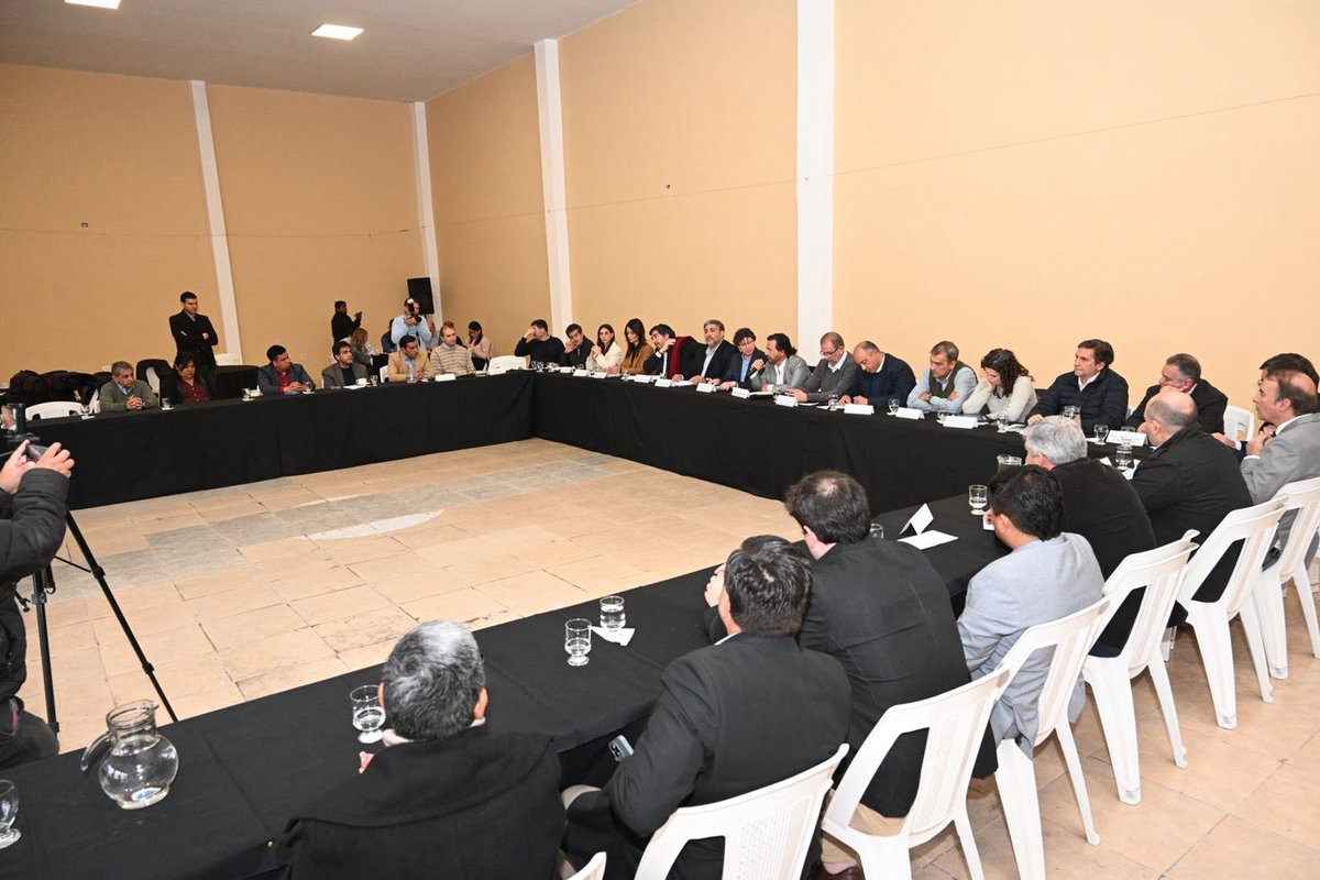 📍 Gabinete ampliado en General Güemes

Me reuní con intendentes y legisladores del departamento para seguir trabajando juntos en soluciones concretas.

El diálogo y el consenso son la base de una gestión territorial y federal. Estar cerca de la gente y construir junto a quienes