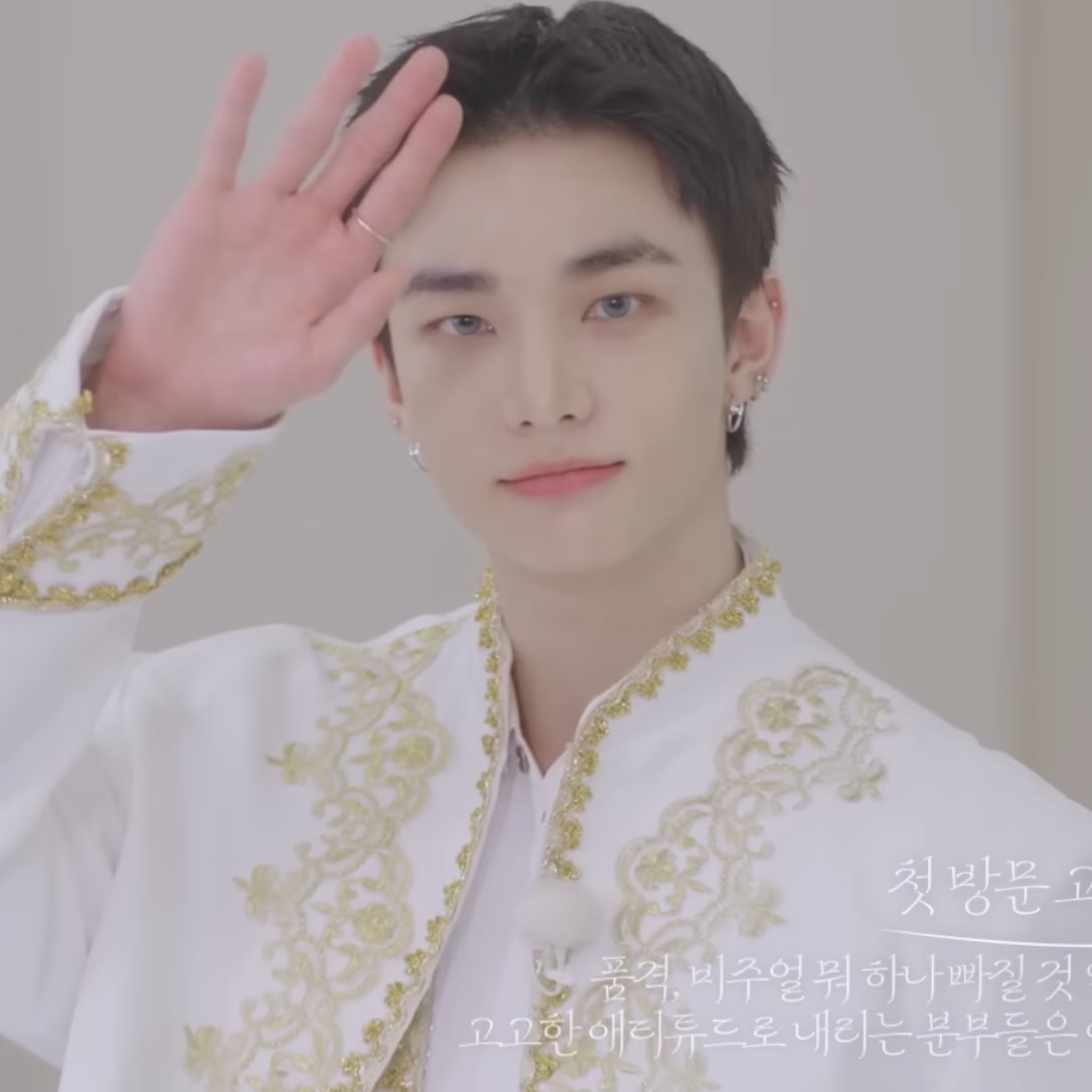 hyjlvsjng's tweet photo. 『••✎••』
Afterglow | #hyunin au

Tras la muerte de sus padres, Jg llega a la mansión Hwng para trabajar como asistente y así poder costear sus estudios. Mientras lidia con las exigencias del lugar, también debe hacerlo con la desafiante personalidad del príncipe heredero. https://t.co/A5ogPSOPhh