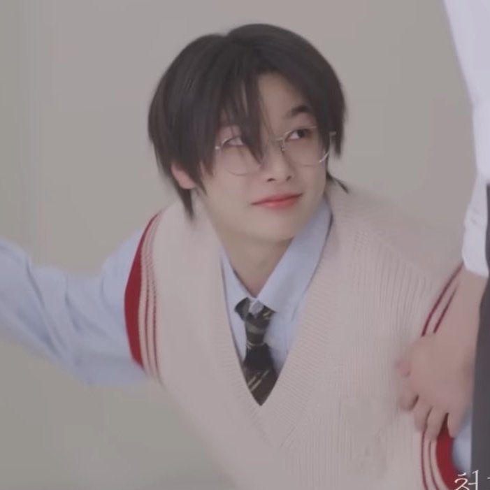 hyjlvsjng's tweet photo. 『••✎••』
Afterglow | #hyunin au

Tras la muerte de sus padres, Jg llega a la mansión Hwng para trabajar como asistente y así poder costear sus estudios. Mientras lidia con las exigencias del lugar, también debe hacerlo con la desafiante personalidad del príncipe heredero. https://t.co/A5ogPSOPhh