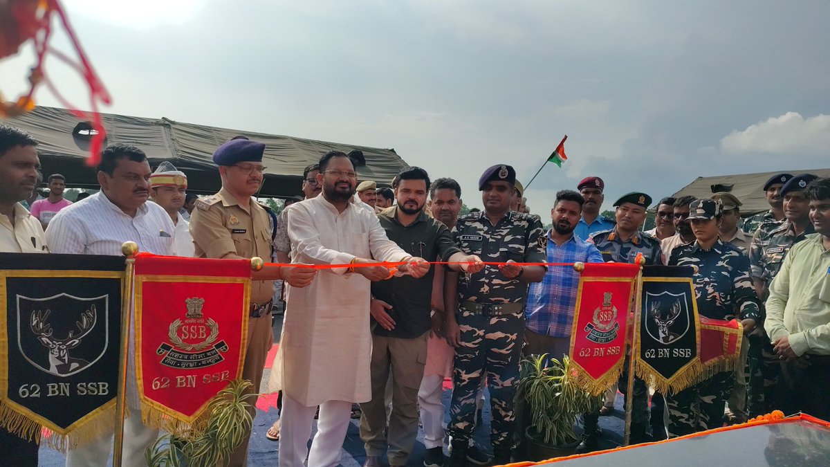 shravastipolice's tweet photo. "स्वतंत्रता दिवस की पूर्व संध्या पर जिला पंचायत अध्यक्ष श्री दद्दन मिश्र, #DMSVI श्री अजय कुमार द्विवेदी, #SPSVI श्री घनश्याम चौरसिया, एसएसबी कमांडेंट श्री अमरेंद्र कुमार वरुण  की उपस्थिति मे इंडो नेपाल के सूइया बॉर्डर पर 100 फीट ऊंचे तिरंगे का अनावरण! https://t.co/uzo6B57wex