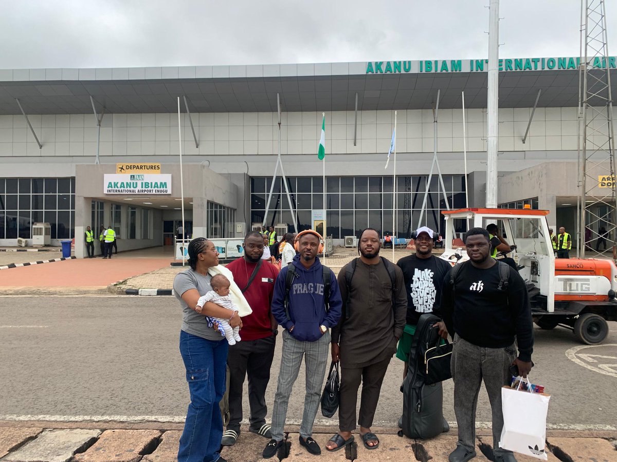 gaisebaba's tweet photo. WE OUTSIDE!!!!

First time touching down in the East and trust me, it’s not the last!

Enugu, here we are ⚡️

#WeOutside #NoTurningBack https://t.co/ANHmaiR7UM