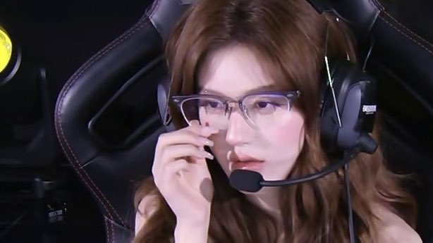 rosyholp's tweet photo. Lusi, the girl with glasses https://t.co/XzEUs69IRq