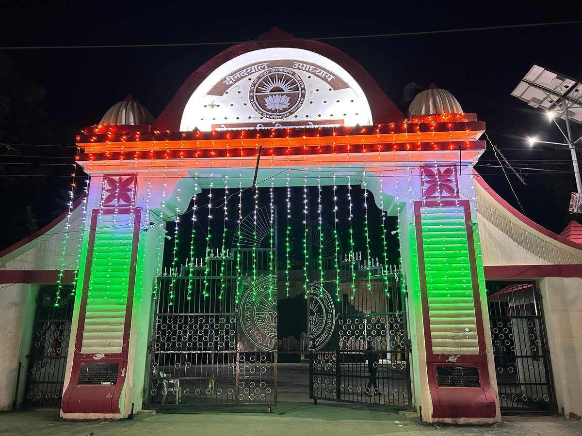 _poonamtandon's tweet photo. तिरंगे की रोशनी में सजा विश्वविद्यालय का प्रशासनिक भवन एवं परिसर, स्वतंत्रता दिवस की गौरवमयी छटा बिखेर रहा है 🇮🇳🌟 https://t.co/T8fpNdpWH1