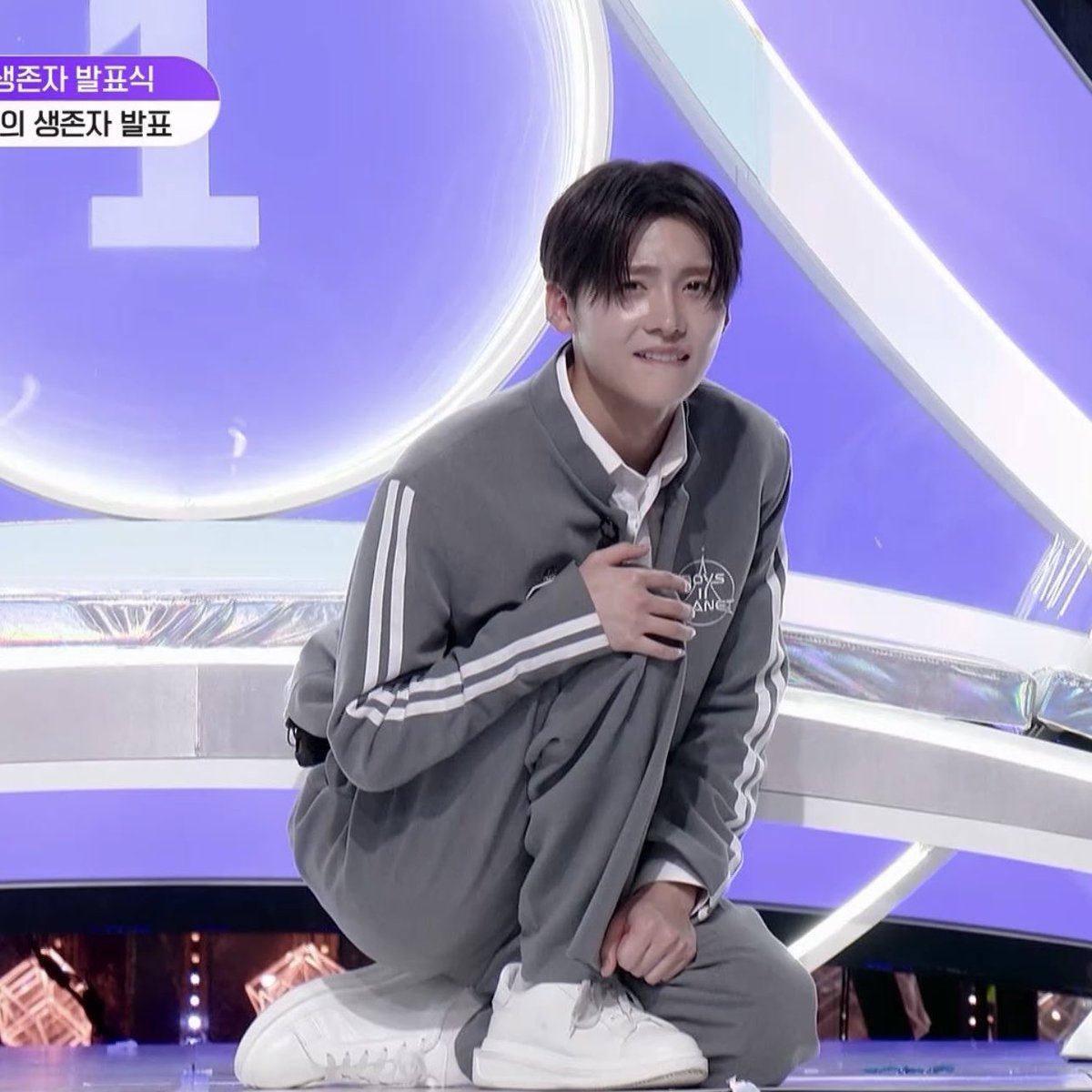 1위햇으니까 1위자리에 앉으라햇더니
낯가려서 바닥에앉고 옆에장식에 앉아잇고 하 ㅁㅊ겟다