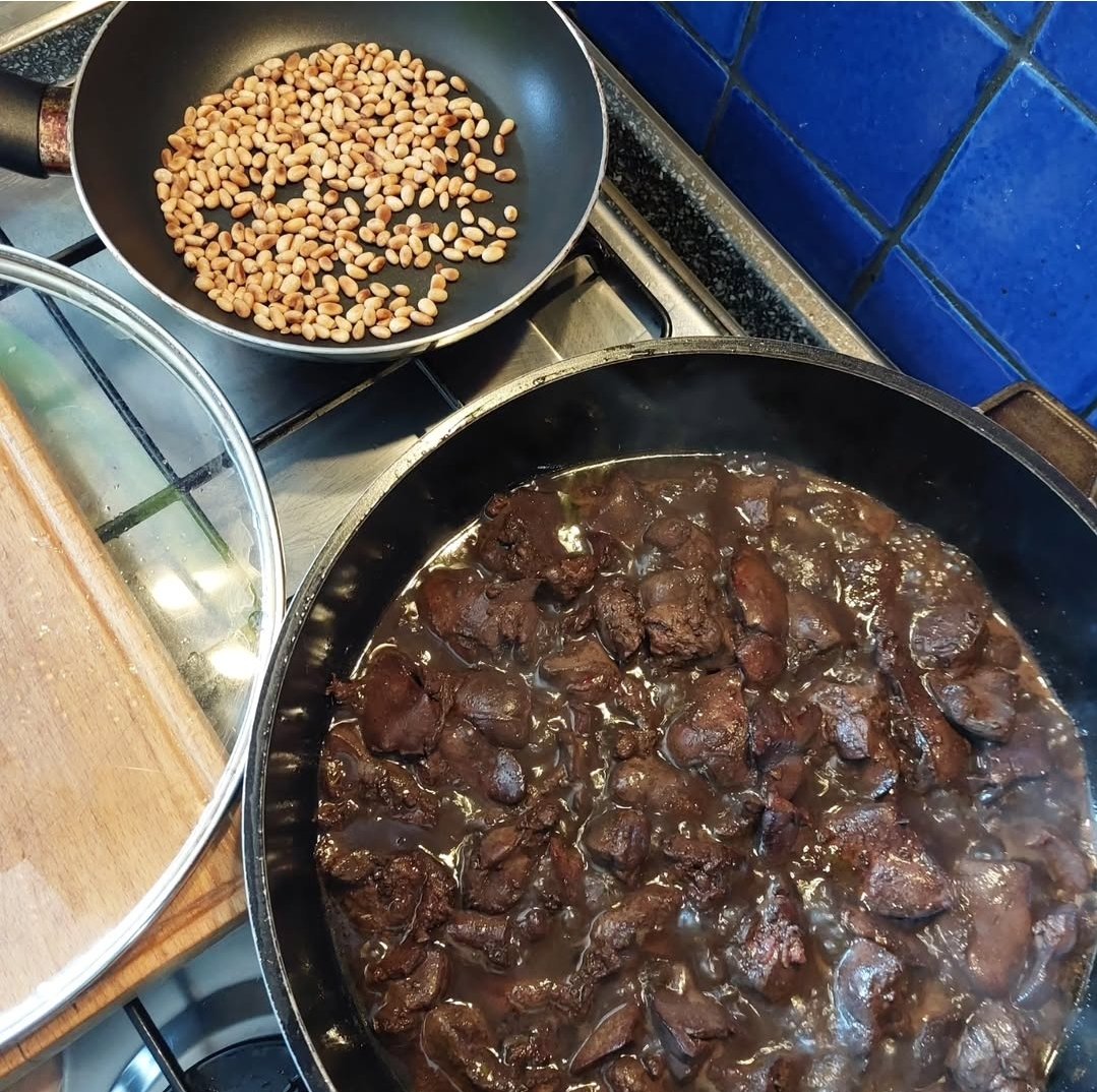 M_B_art's tweet photo. #roastedchickenliver #syrup #pomegranateorange #lemonjuice #soybeanoil #salt #groundpepper #roastedpinenuts #figs #pitabread #ilikecooking https://t.co/DMdM5YICM1