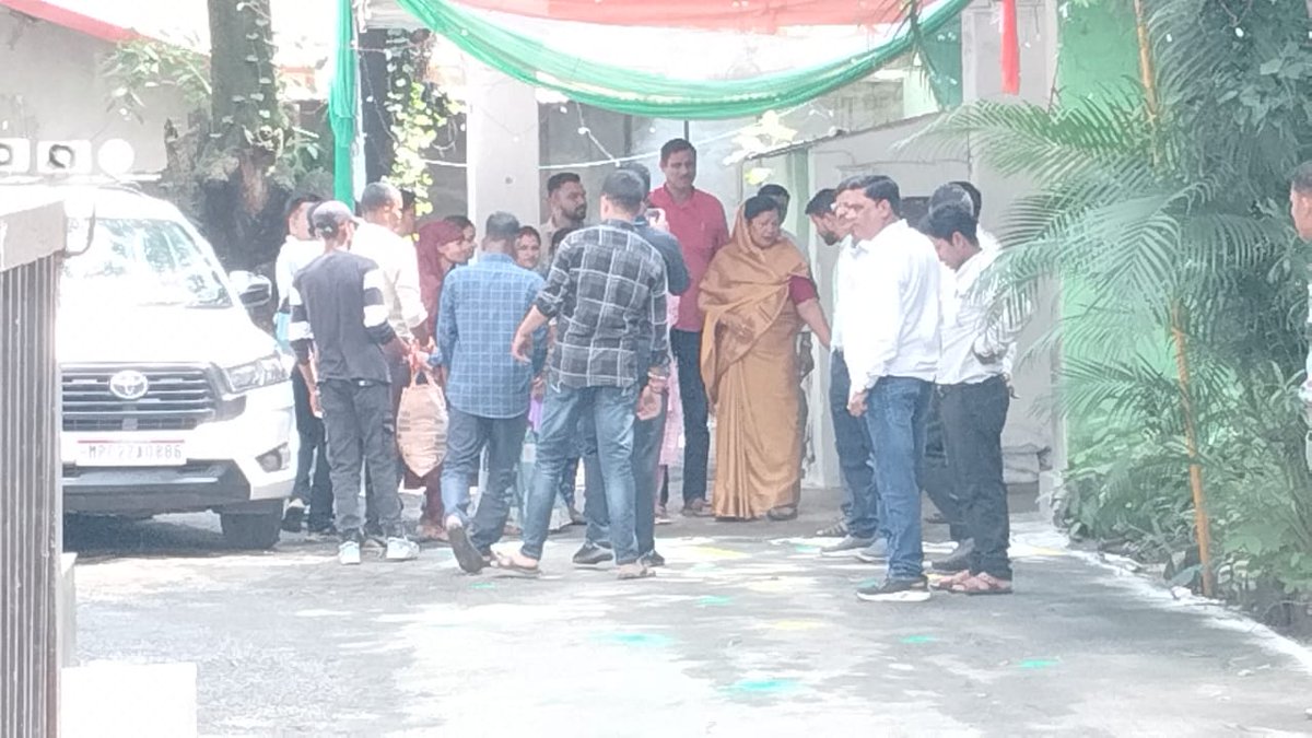 आज मंडला जिले के जन सेवा मित्रों द्वारा जन सेवा मित्रों की बहाली के लिए मुख्यमंत्री <a href="/DrMohanYadav51/">Dr Mohan Yadav</a> जी तथा स्वास्थ्य यांत्रिकी विभाग मंत्री <a href="/SampatiyaUikey/">Sampatiya Uikey</a> जी को ज्ञापन सौंपा गया सभी साथियों का दिल से धन्यवाद
<a href="/ChouhanShivraj/">Shivraj Singh Chouhan</a>
<a href="/UmangSinghar/">Umang Singhar</a>
<a href="/jitupatwari/">Jitendra (Jitu) Patwari</a>
#जनसेवा_मित्रो_को_बहाल_करो
