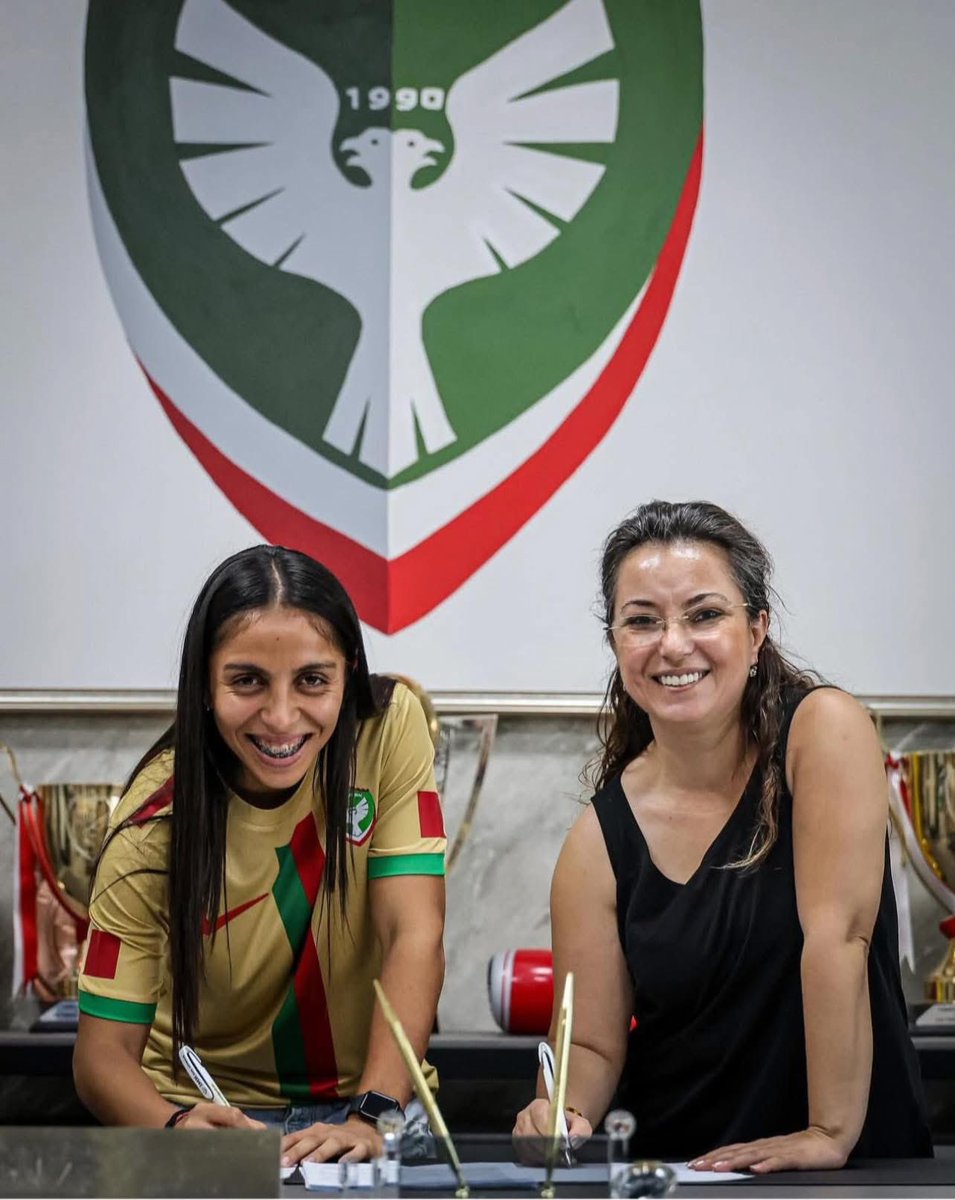 🚨 OFICIAL 🚨 

Samaria Gómez ficha por el Amed SK de la Superliga Femenina de Turquía 📝🇸🇻

La delantera salvadoreña firma por un año (con opción a uno más). 

Será su SEXTO equipo en el extranjero. 

#legionarios #elsalvador #turquia #laselecta #futbolfemenino