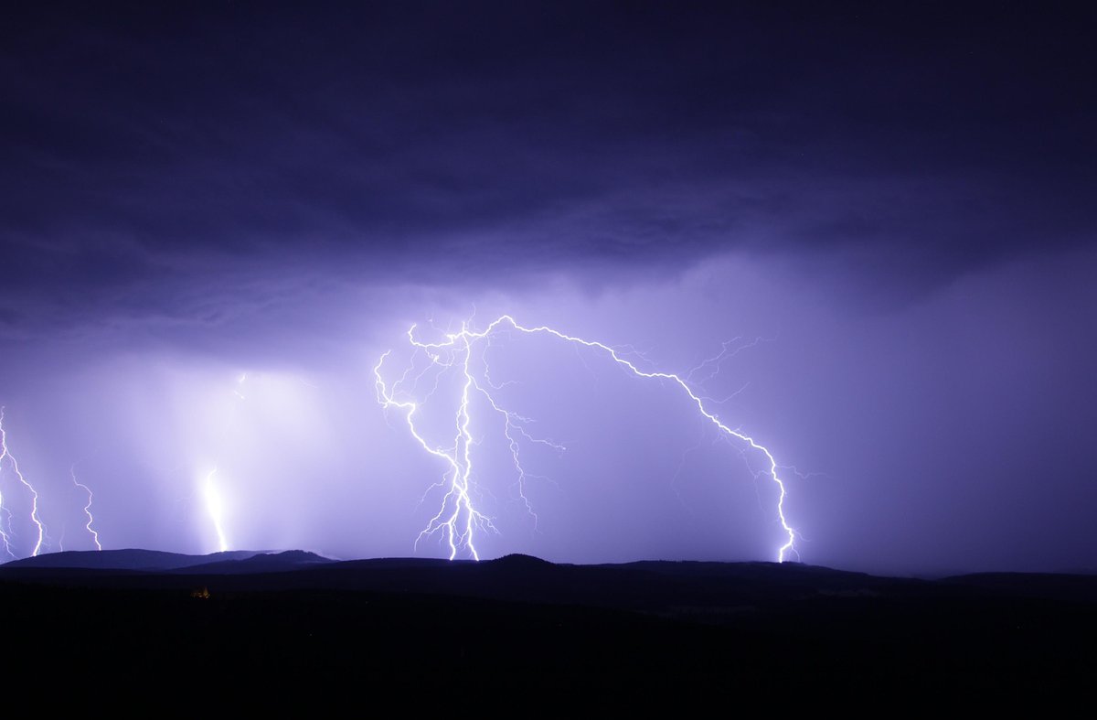 SDIS58's tweet photo. 🔥 Journée intense hier dans la Nièvre : 

Plusieurs feux de végétation ont éclaté, dont un virulent à Châtin où 130 hectares ont pu être sauvé par les pompiers.

Dans la soirée orages violents dans le Val de Loire générant 600 appels et 180 interventions !

Merci et Bravo ! https://t.co/V3v1mVxxy6