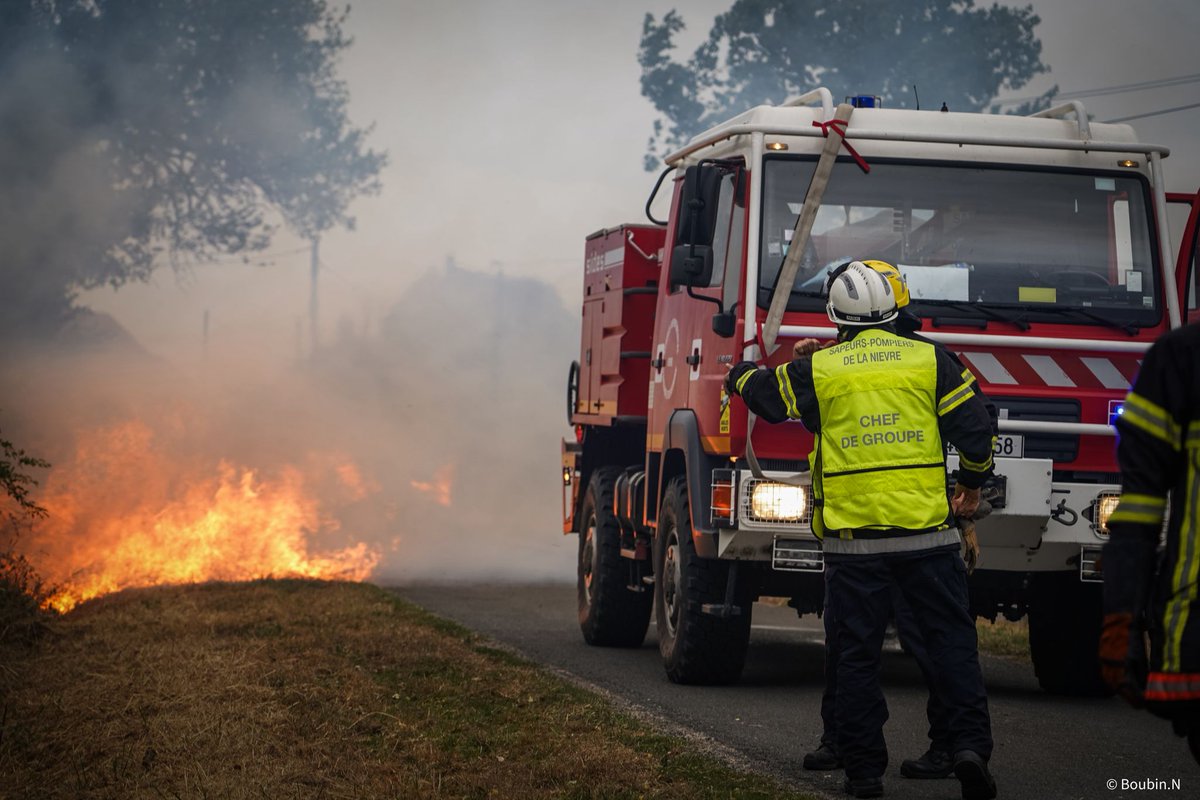 SDIS58's tweet photo. 🔥 Journée intense hier dans la Nièvre : 

Plusieurs feux de végétation ont éclaté, dont un virulent à Châtin où 130 hectares ont pu être sauvé par les pompiers.

Dans la soirée orages violents dans le Val de Loire générant 600 appels et 180 interventions !

Merci et Bravo ! https://t.co/V3v1mVxxy6