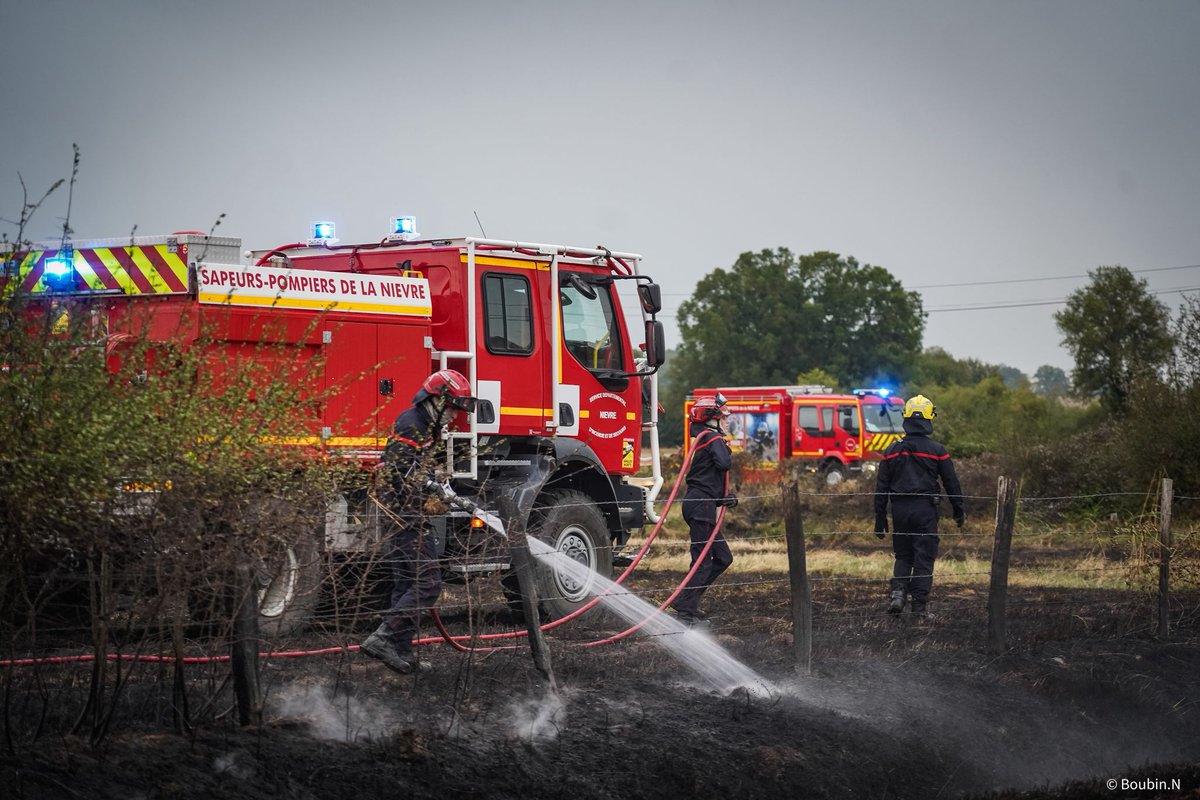 SDIS58's tweet photo. 🔥 Journée intense hier dans la Nièvre : 

Plusieurs feux de végétation ont éclaté, dont un virulent à Châtin où 130 hectares ont pu être sauvé par les pompiers.

Dans la soirée orages violents dans le Val de Loire générant 600 appels et 180 interventions !

Merci et Bravo ! https://t.co/V3v1mVxxy6