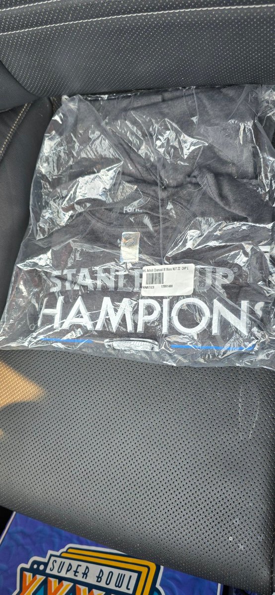 VetanzeTherapy's tweet image. It's way too early for a crash out, but it's never too early for a GIVEAWAY!!!!

The prize: an Avalanche Stanley Cup  Champions shirt! (Large &amp;amp; unopened)

All you have to do to enter to win is retweet this post, follow me, and follow @TheLTBPodcast! 

JOIN MY CREW!