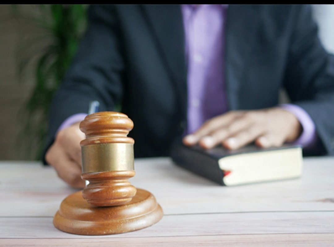 Dlaczego marszałek Sejmu pełniący obowiązki prezydenta nie powinien powoływać sędziów

Konstytucja w art. 179 wprost stanowi, że sędziowie są powoływani „przez Prezydenta Rzeczypospolitej, na wniosek Krajowej Rady Sądownictwa, na czas nieoznaczony”. 
Kompetencja ta ma charakter