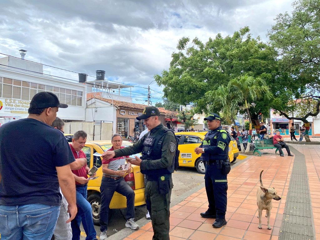 PoliciaCucuta's tweet photo. 🚔🚨Bajo el liderazgo del @GaulaPolicia en articulación con Policía Comunitaria #POLCO, realizan actividades preventivas en el sector comercio del centro del municipio de Villa del Rosario. 🏡🫱🏼🫲🏻
👀‼️ ¡Invitando a marcar la línea 165! No dejes que te engañen, juntos prevenimos el delito.
#YoNoPagoYoDenuncio
#SegurosCercanosYPresentes